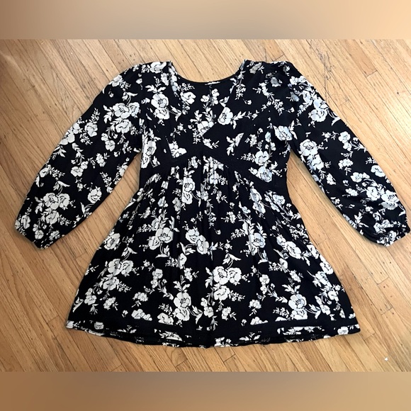 Black and white floral tunic, women’s small NWOT - Picture 3 of 3